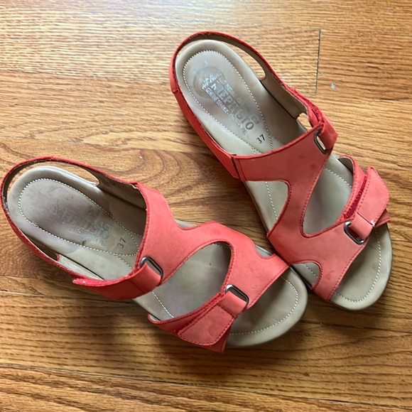 Mephistopheles red size 37 size 7-71/2 sandals euc - Picture 1 of 6